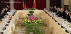 С официална церемония в президентския дворец в Ханой беше посрещнат българският президент Росен Плевнелиевот от виетнамския си колега Чъонг Тан Шанг