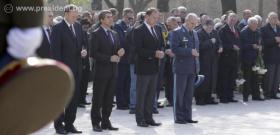 Президентът и върховен главнокомандващ на Въоръжените сили Росен Плевнелиев присъства на панихидата за Архангелова задушница във военния Мавзолей-костница на Централните софийски гробища.