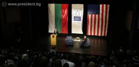 Президентът Росен Плевнелиев изнесе пред студентите от Американския университет в България лекция на тема „По-добро бъдеще: кой трябва да поеме инициативата?“