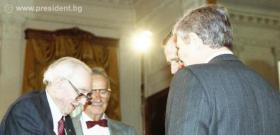 Джон Атанасов получава медал за заслуги и постижения в сферата на развитието на технологиите „United States National Medal of Technology” от президента на САЩ Джордж Буш. © George Bush Presidential Library and Museum